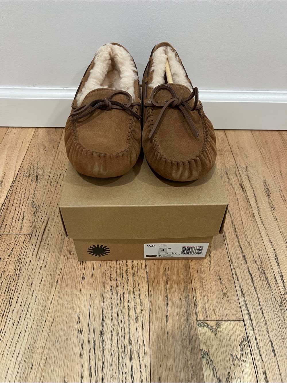 Brand New Kids UGG Chestnut Suede Moccasin Slippers with Shearling Size 4